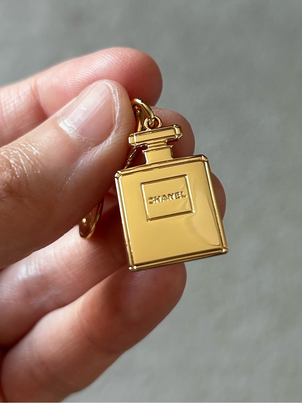Chanel Beauty 2022 Holiday Novelty Gift Gold-Tone Pendant Charm Set 2 Pcs OS New - Picture 8 of 13